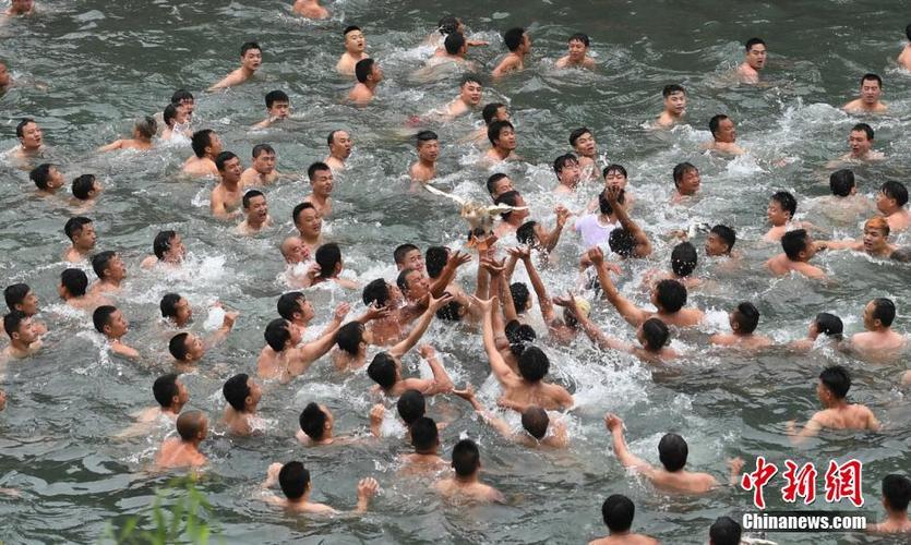 新澳门彩出号综合走势图和凤凰古城百人抢鸭子与凤凰古城百人抢鸭子是真的吗